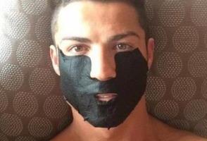 Danh thủ nổi tiếng Ronaldo, Messi cũng chịu khó chăm da