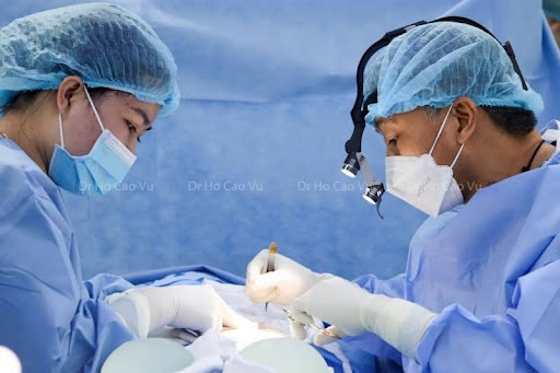 Phương pháp khâu vết mổ thẩm mỹ trong phẫu thuật nâng ngực